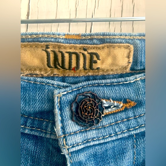 🌻INDIE Denim Jeans with Embroidered Abstract Design on Back pockets! VINTAGE - Picture 3 of 6